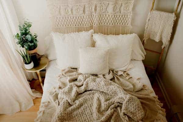 Stylish Bedroom Decorating Bed Throws 